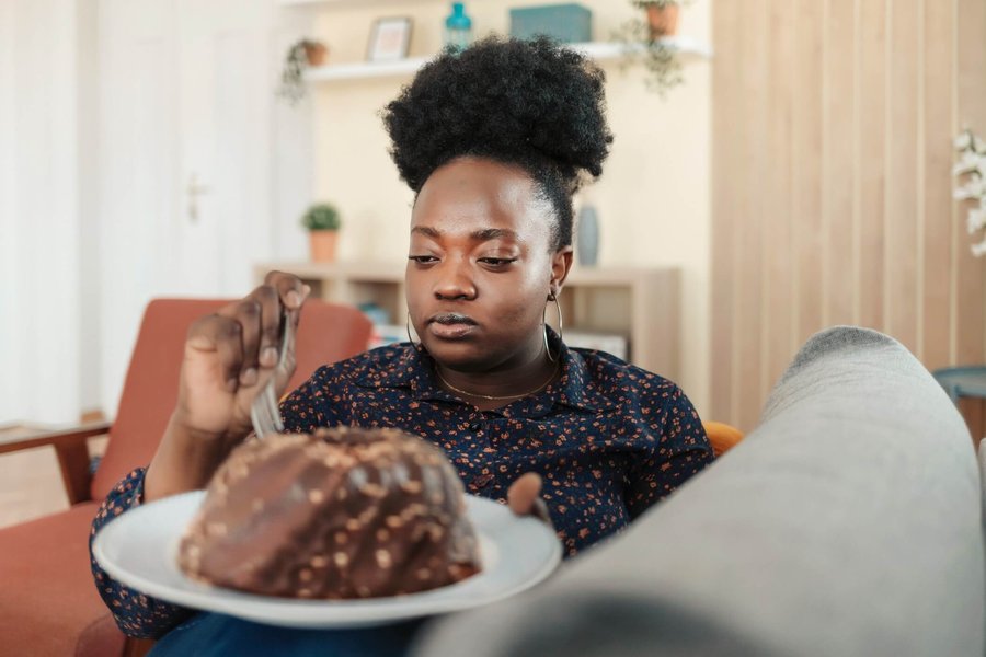 Comendo emoções: entenda a relação da ansiedade com a comida