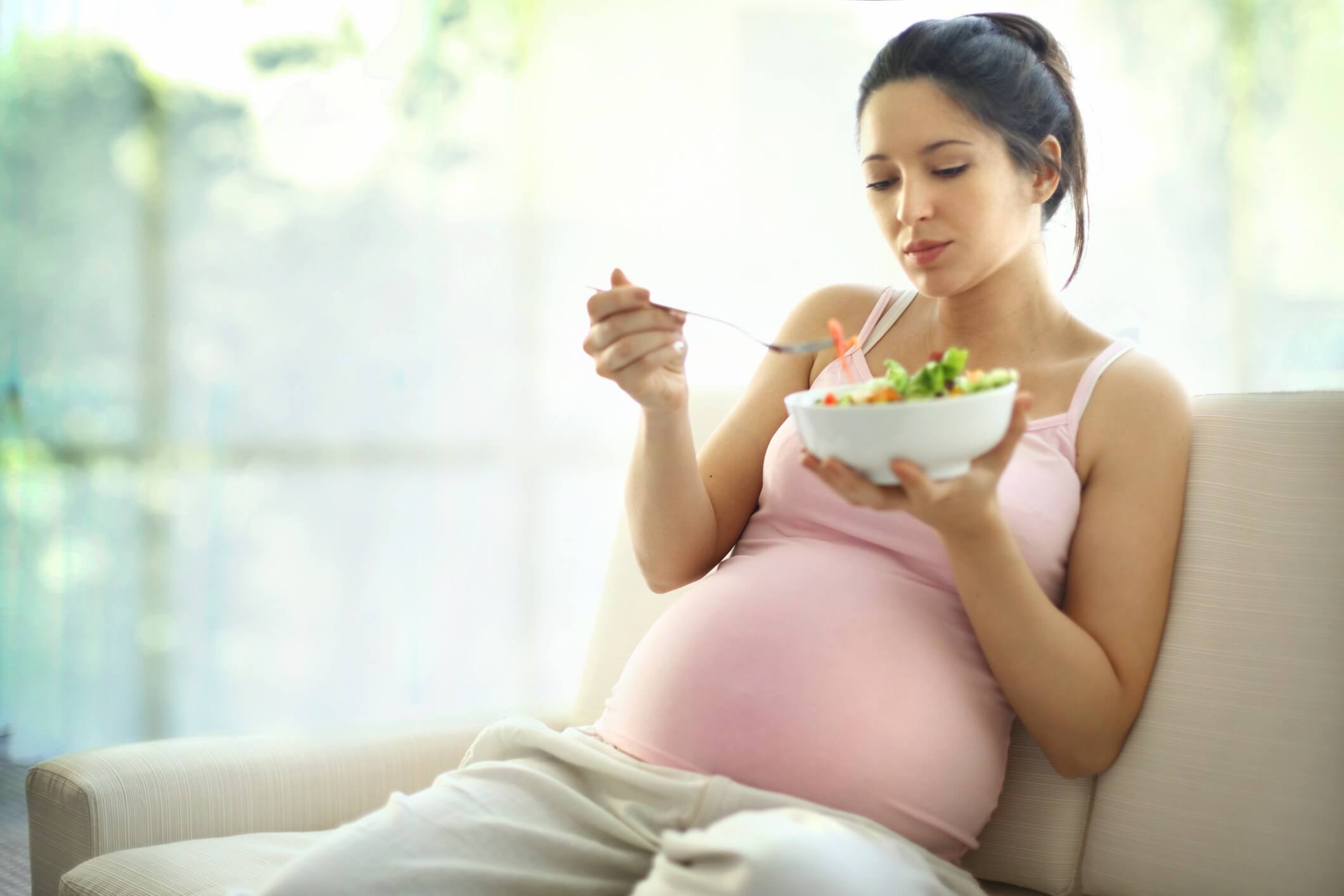 2 verdades e 2 mitos sobre o que comer durante a gestação