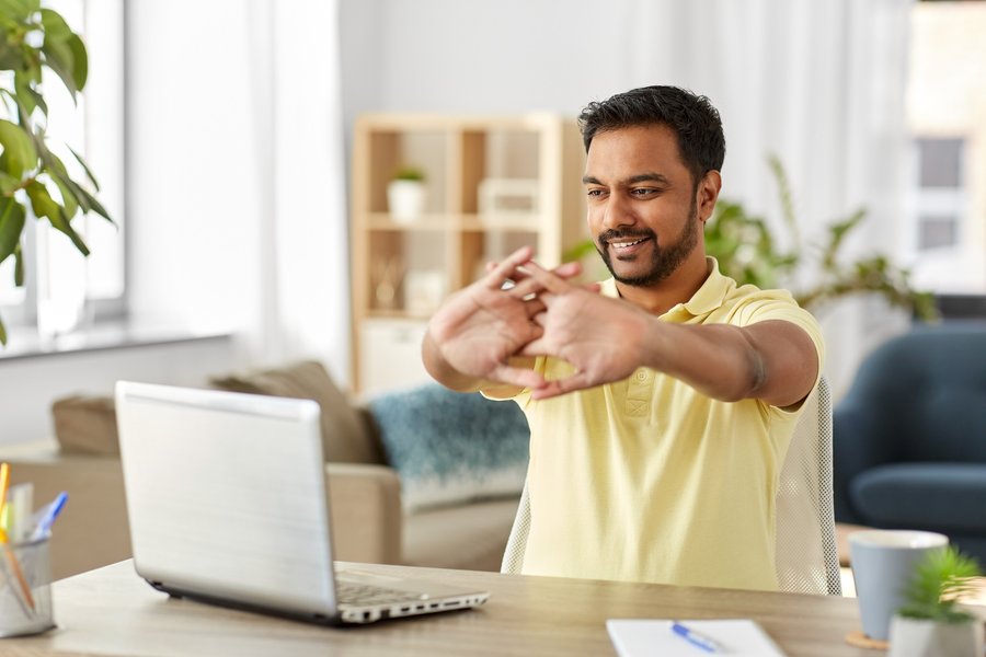 Conheça alguns exercícios para quem trabalha sentado e tenha uma rotina mais saudável 