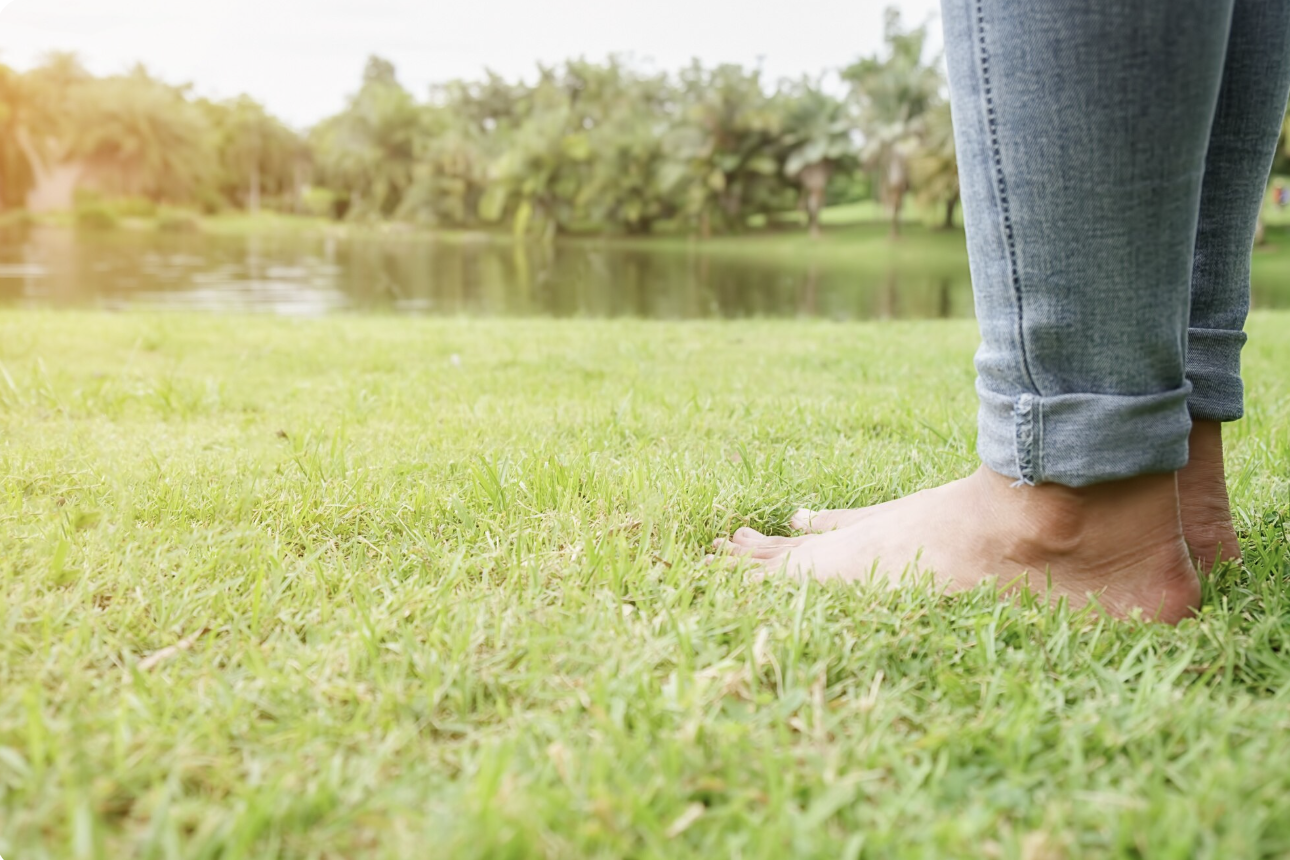 Andar Descalço: Confira os Benefícios e Os Riscos